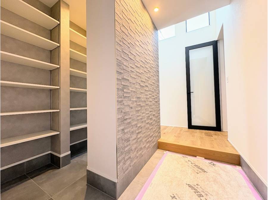 ゆとりの玄関スペース、家族の靴をしまっても余裕があります