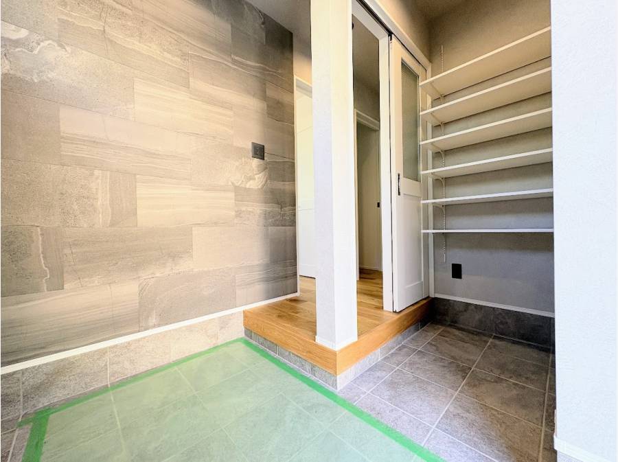 広い玄関スペースには大型SIC付き