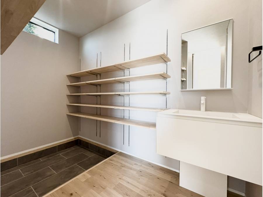 玄関には広々シューズインクローゼットと独立洗面台を配置