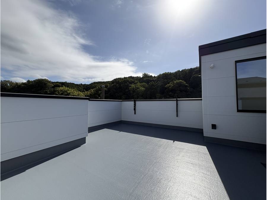 逗子の美しい緑を眺めるルーフバルコニー