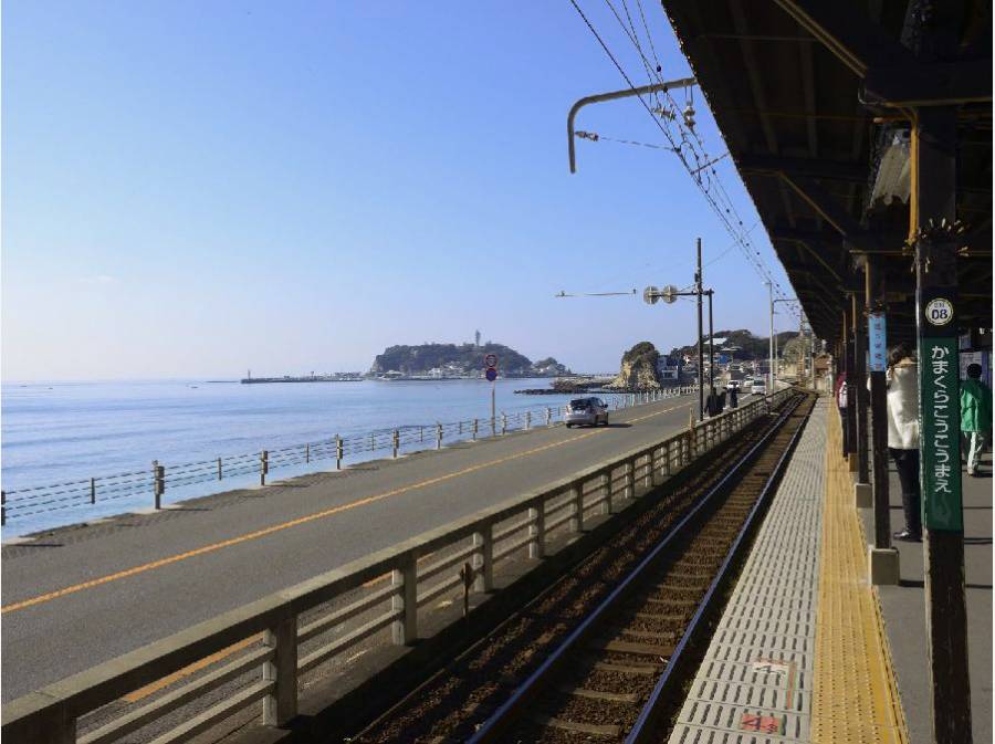ホームから海を望む「鎌倉高校前」駅より歩いて１０分