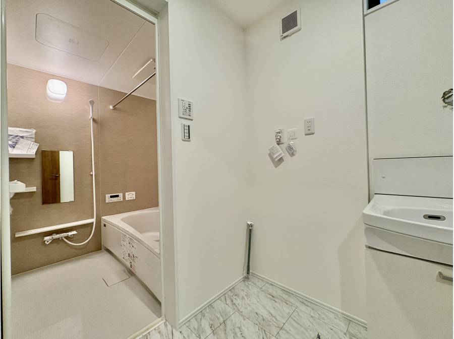 清潔感のあるサニタリールームですね♪お風呂も広々です!