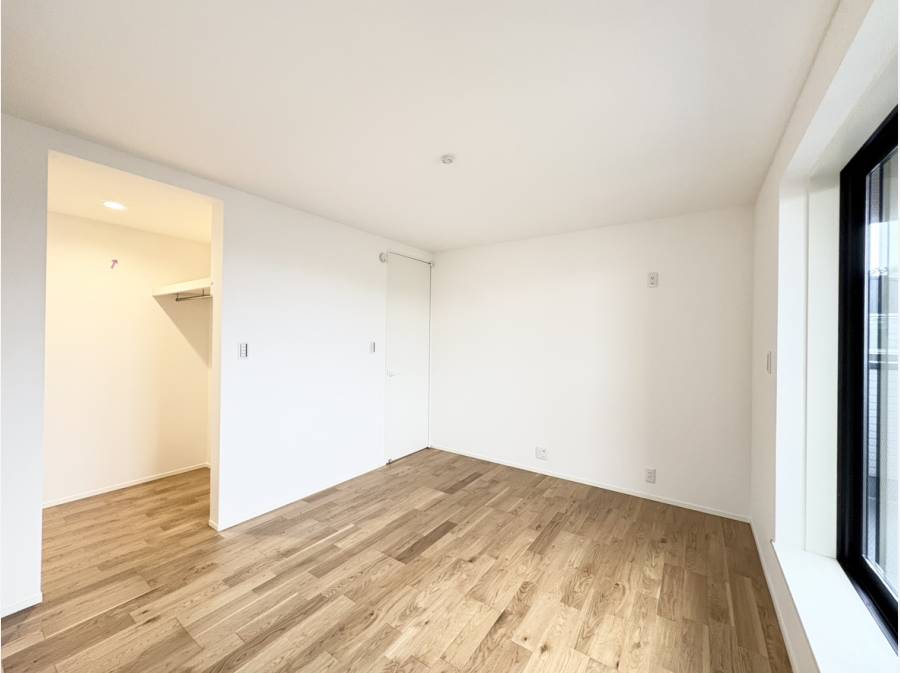 居室は3部屋、サービスルーム(約5.2帖)が1部屋ございます
