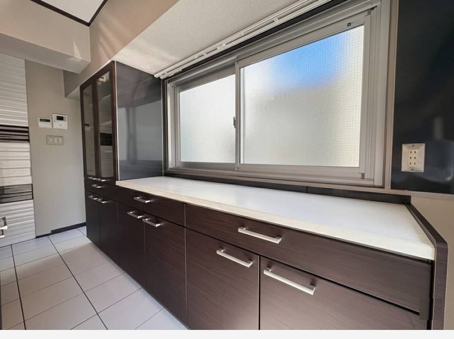 キッチン背面の食器棚とカウンターです。