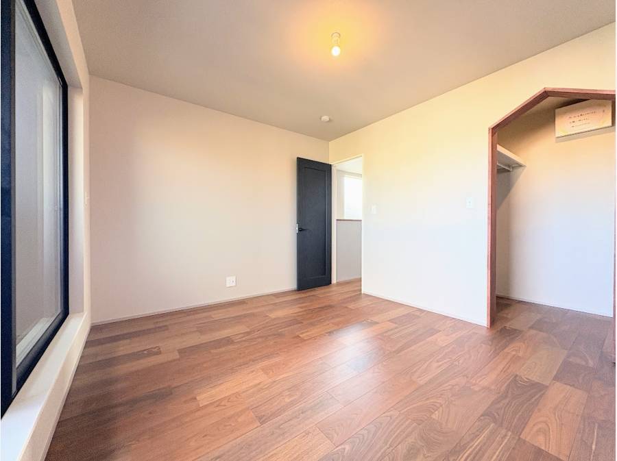 バルコニーへつながる洋室