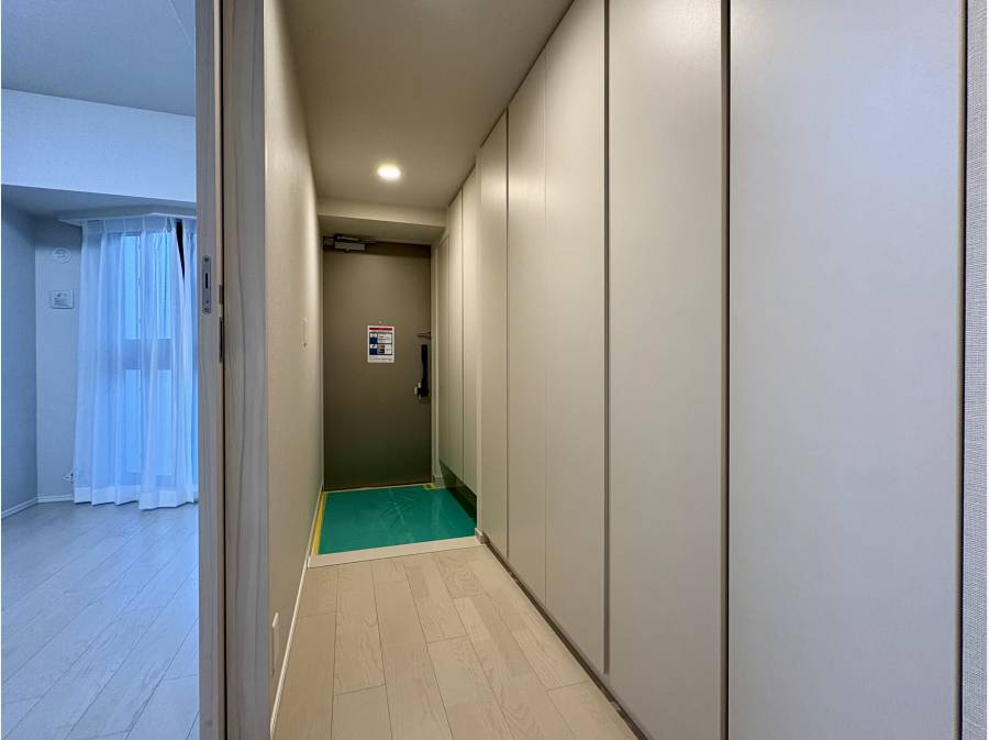 収納たっぷりの玄関スペース