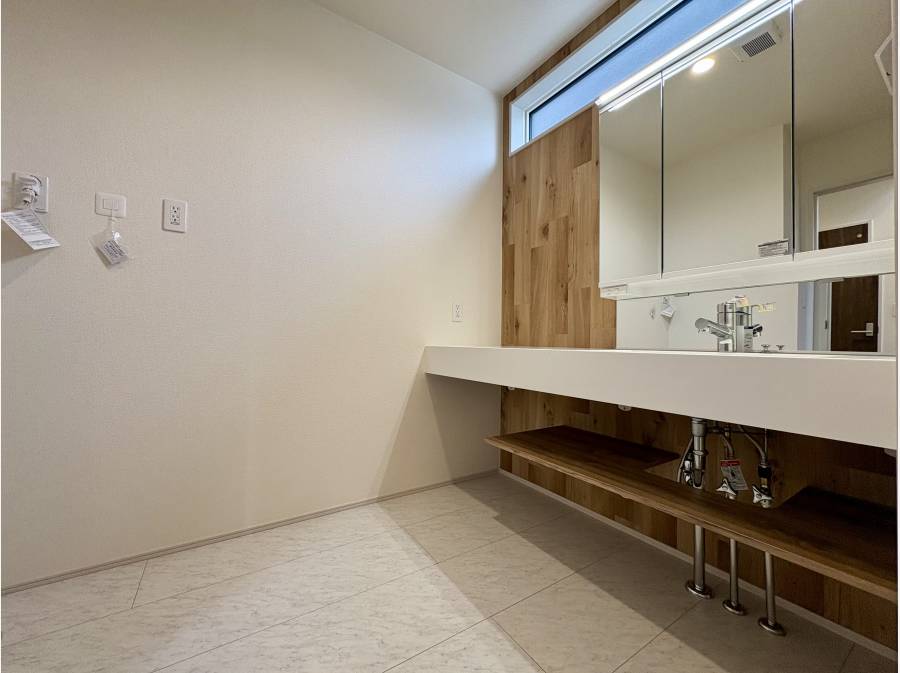 ゆとりある広さのパウダールームと洗面化粧台