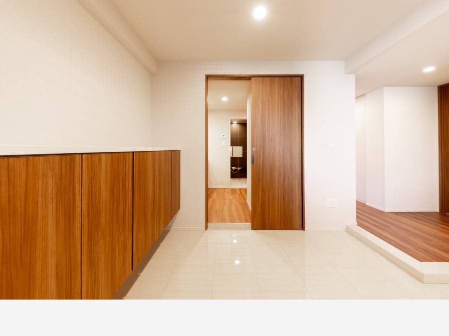 アウトドア用品なども収納できるインナーガレージ付き