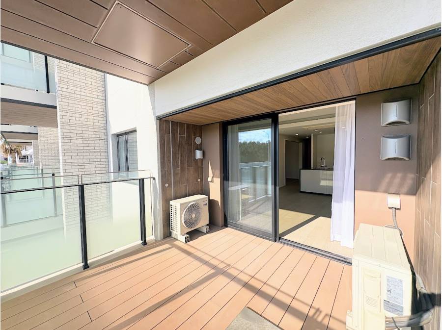 日当たりの良いウッドテラスでのんびりと