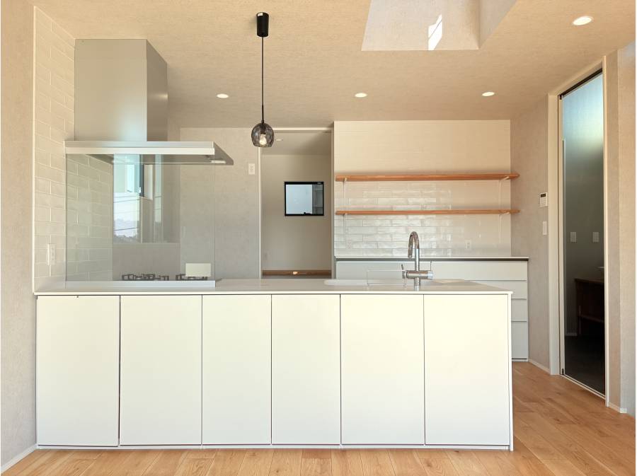 おしゃれな白基調のキッチン