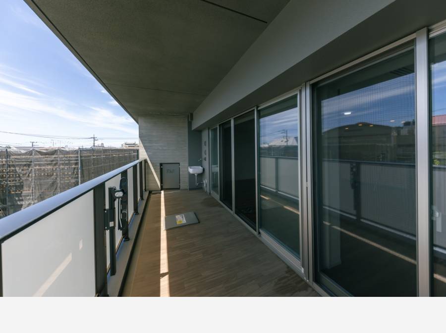 日当たりの良い大型バルコニー