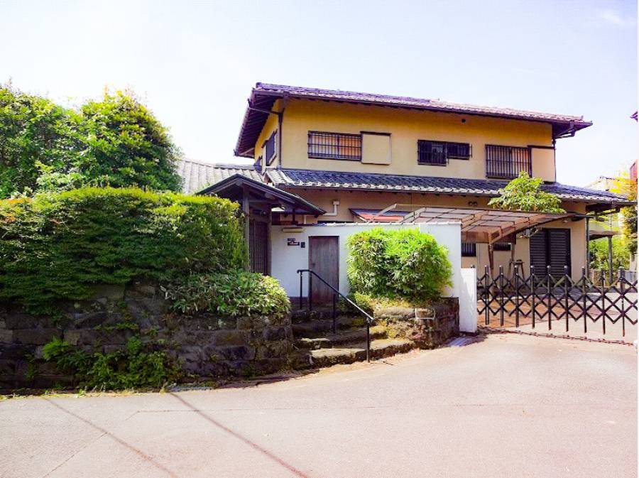 これぞ「鎌倉の邸宅」といった格式ある外観