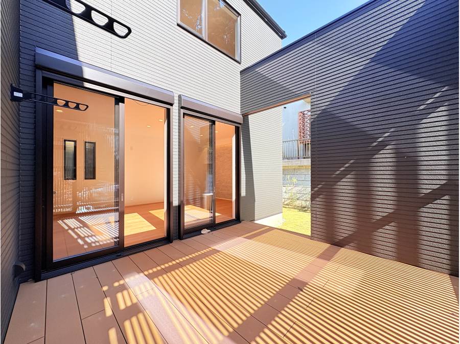 リビングと玄関ホールから出入り可能なデッキスペース