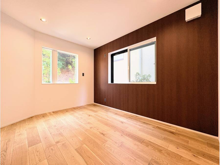 アクセントカラーが印象的な約6.4帖洋室