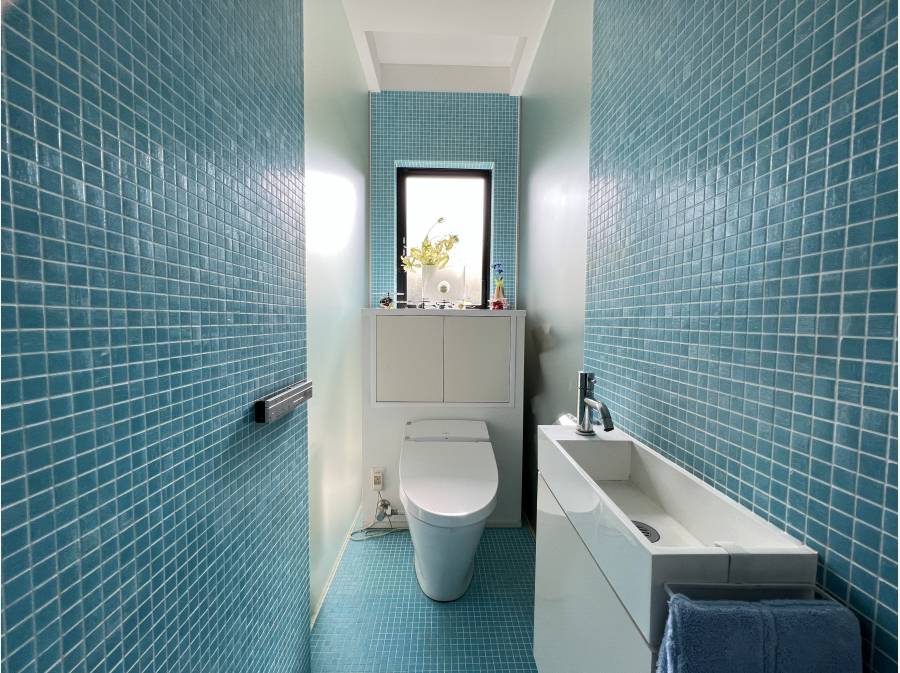 お手洗いの壁面は、すべてトルコブルーのタイルです。