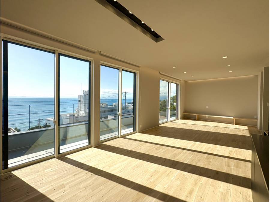 南西向きで陽の光がたっぷり差し込み明るい空間が広がります。