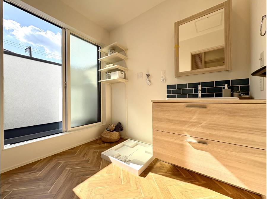 パウダールームです。洗濯物もすぐ干せるバルコニー隣接