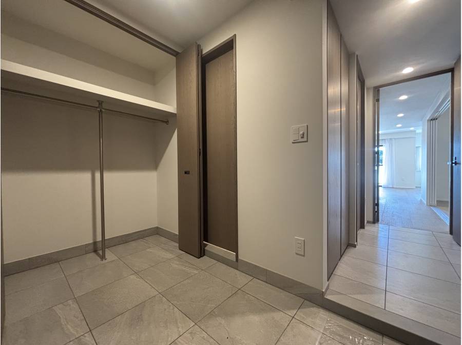 玄関は土間が広く設けられておりゆとりある空間。