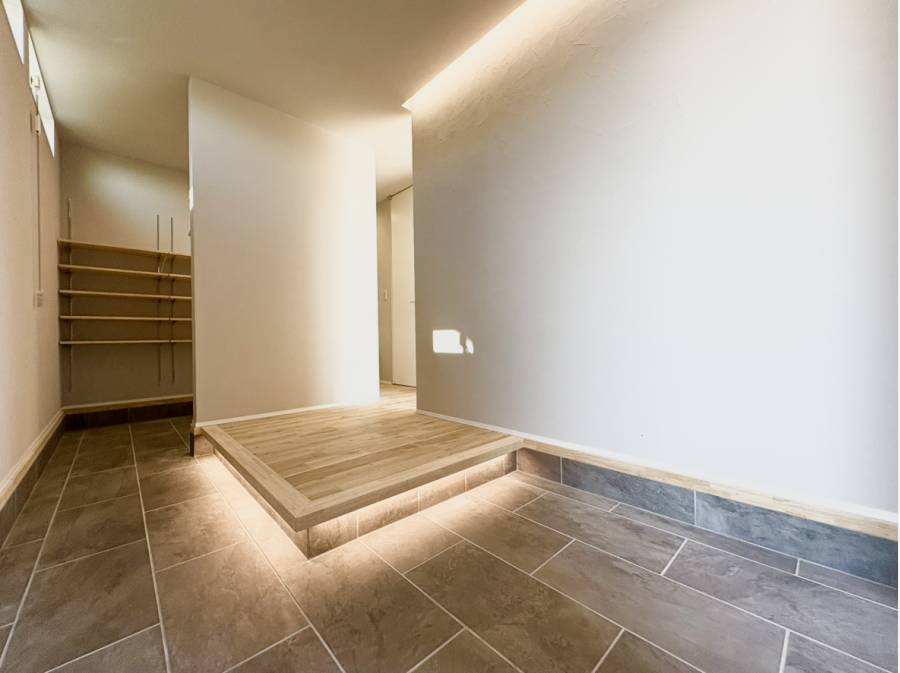 間接照明がお洒落な雰囲気を演出する玄関エントランス