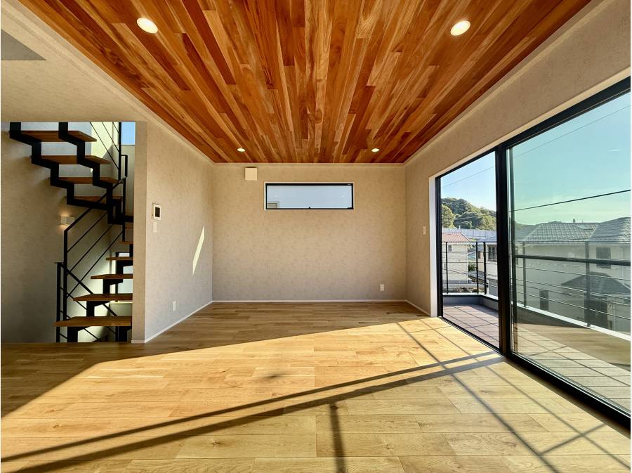 おしゃれなアイアン階段を上がると20帖超のゆとりあるLDK