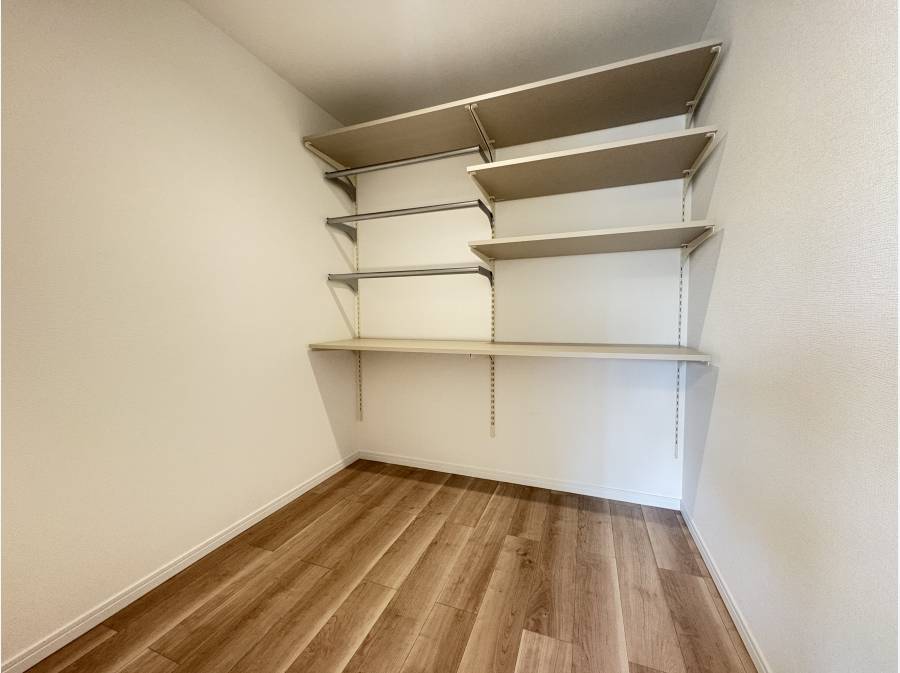 収納もたくさんあり、スペースを広々お使い頂けます。