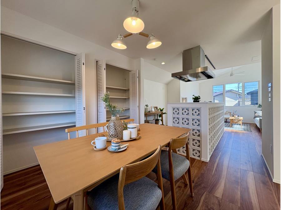 ダイニングスペースです。収納もたっぷり