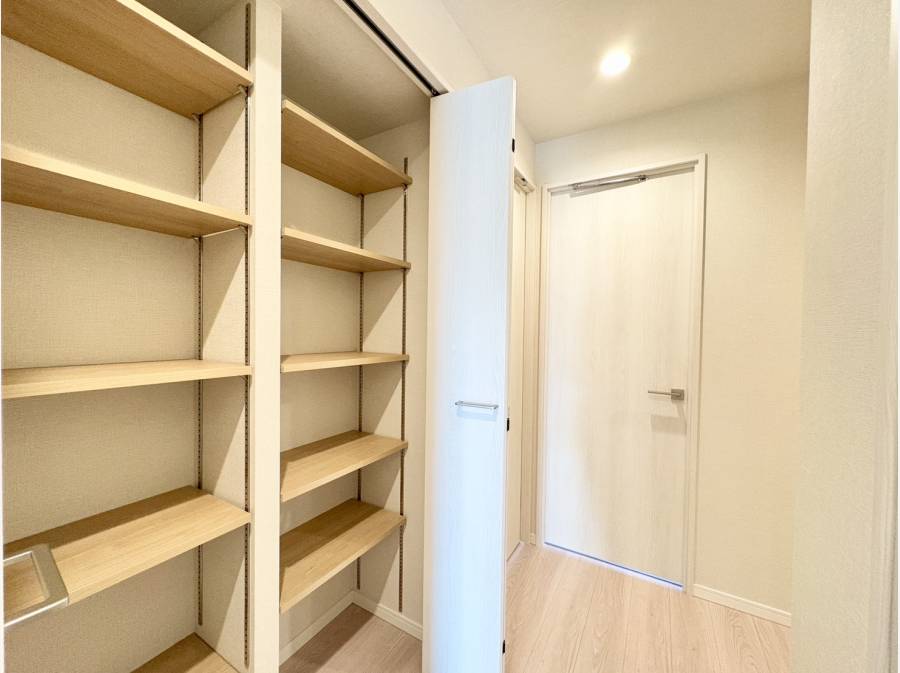 廊下にも収納スペースがあるのも嬉しいポイント♪