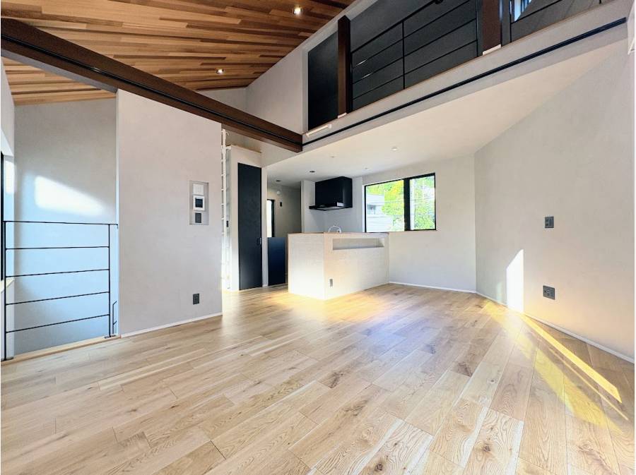 板張りの天井にロフトスペースが開放感を感じさせます