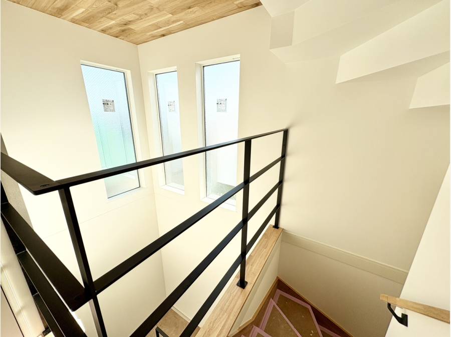 南西向きの窓から陽が差し込みます