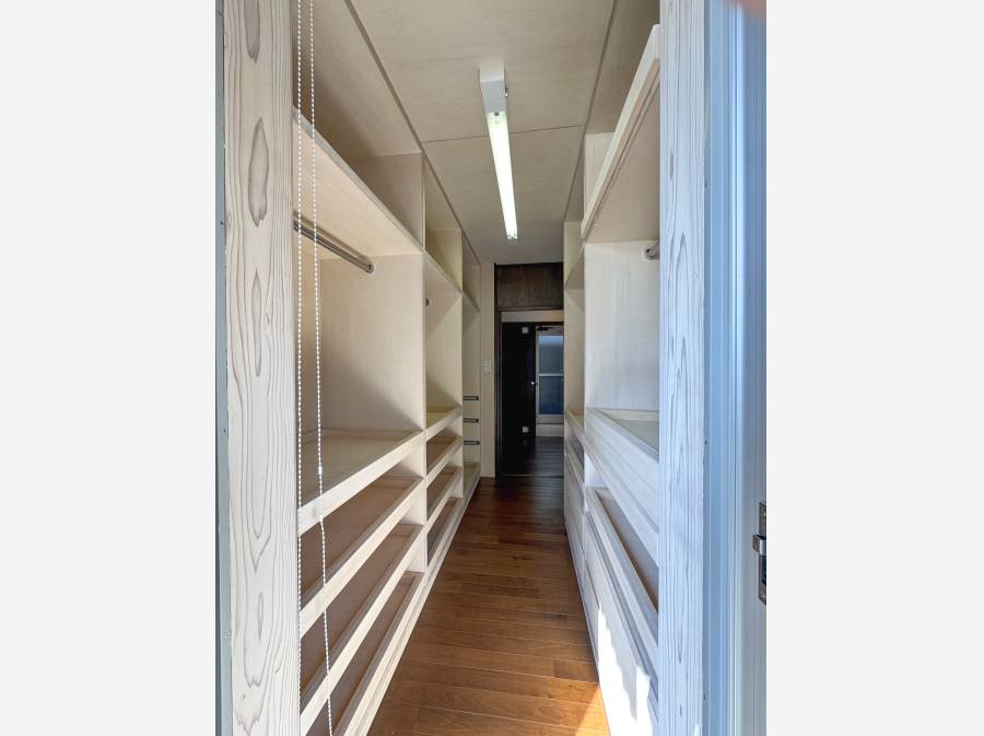 全面収納のクローゼット